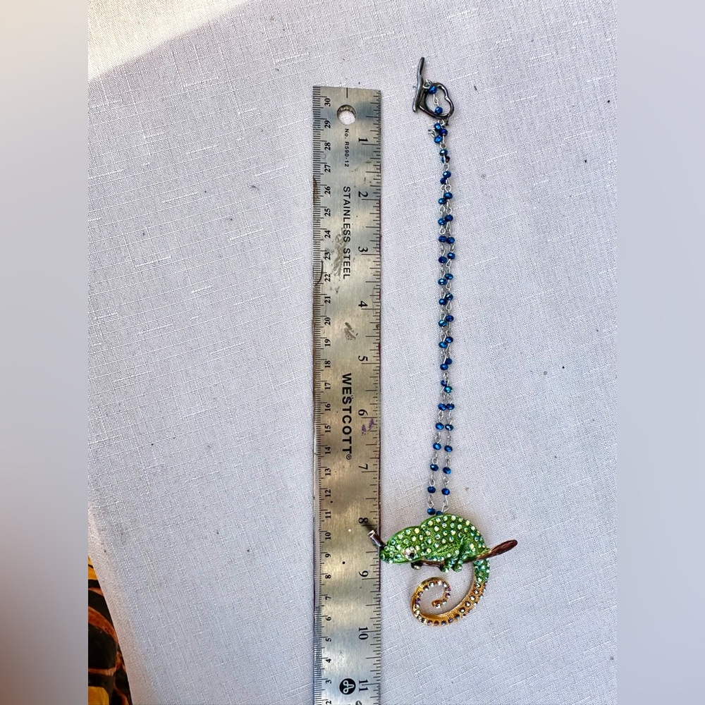 Cool, large chameleon, bright colors, rhinestones on rosary type chain NWOT - Picture 7 of 7